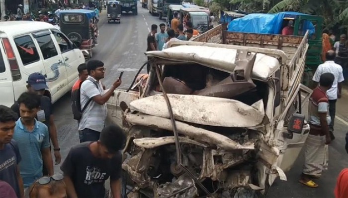 নওগাঁয় বাস ও পিকআপের সংঘর্ষে নিহত ২