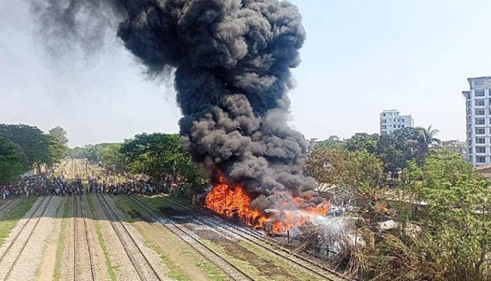 রেললাইনের পাশে আগুন: চট্টগ্রামে ট্রেন চলাচল স্বাভাবিক