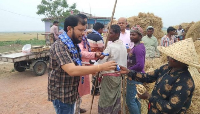 তানোরে ধানকাটা শ্রমিকদের পাশে স্যালাইন ও বিস্কুট নিয়ে হাজির সুজন