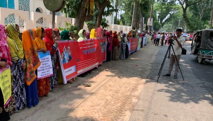 শ্রমঘন বিড়ি শিল্প রক্ষায় লালমনিরহাটে তামাক চাষীদের মানববন্ধন