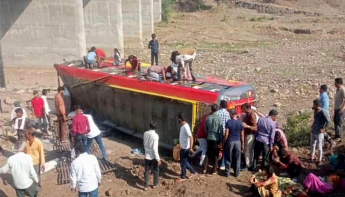 ভারতে সেতু থেকে পড়ে গেলো বাস, নিহত ২২