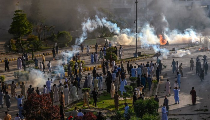 পাকিস্তানে রাস্তায় রাস্তায় বিক্ষোভ, পুলিশের গাড়িতে আগুন