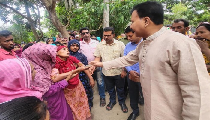 বাগমারায় ঝড়ের দিনে নিহতের পরিবারকে প্রশাসনের সহায়তা