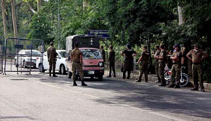 রাস্তা বন্ধ, যেকোনো সময় ইমরান খানের বাড়ির ভেতর ‘অভিযান’