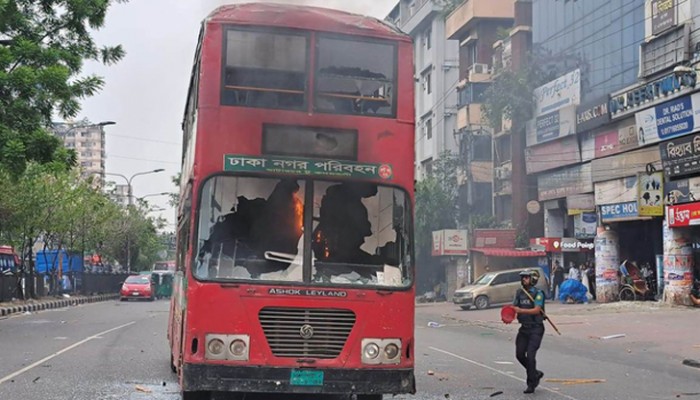 রাজধানীতে বিএনপি ও পুলিশের ধাওয়া-পালটাধাওয়া, গাড়ি ভাঙচুর অগ্নিসংযোগ