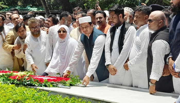 মাকে নিয়ে বঙ্গবন্ধুর সমাধিতে শ্রদ্ধা জানিয়ে যা বললেন জাহাঙ্গীর