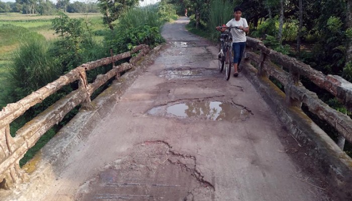 চারঘাটে ঝুঁকিপূর্ন সেতু দিয়ে রাস্তা পারাপার