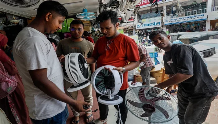 ঘন ঘন লোডশেডিং, লাফিয়ে লাফিয়ে দাম বাড়ছে চার্জার ফ্যান-আইপিএসের