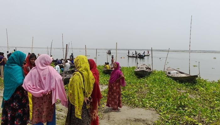 পদ্মায় নেমে দুই কলেজ শিক্ষার্থী নিখোঁজ: একজনের মরদেহ উদ্ধার