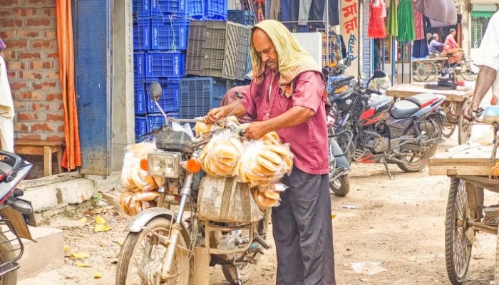 পাউরুটি ফেরি করে ৫০ বছর