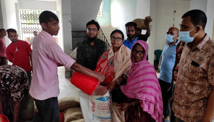 লালপুরে গোপালপুর পৌরসভায় প্রধানমন্ত্রীর ঈদ উপহার বিতরণ