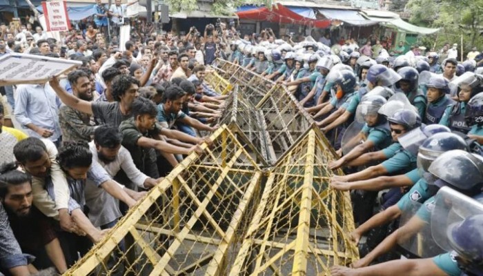 পুলিশি বাধায় পণ্ড গণতন্ত্র মঞ্চের জ্বালানি মন্ত্রণালয় ঘেরাও