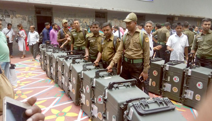 রাসিক নির্বাচন উপলক্ষে কেন্দ্রে কেন্দ্রে যাচ্ছে ভোটগ্রহণের সরঞ্জামাদি
