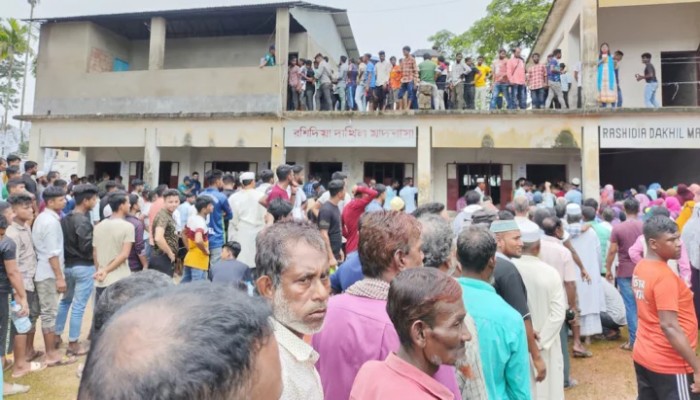 সিলেট সিটি নির্বাচনইভিএমে ধীর গতি, কেন্দ্রে ভোটারদের দীর্ঘ লাইন