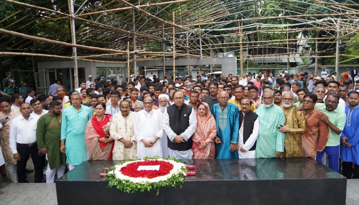 বঙ্গবন্ধুর প্রতিকৃতিতে রাসিক মেয়র খায়রুজ্জামান লিটনের শ্রদ্ধা নিবেদন