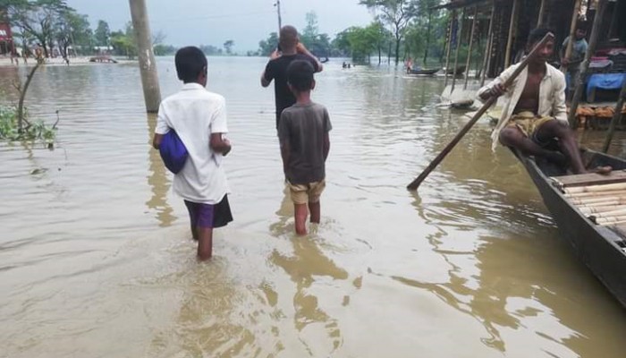 দুই জেলায় বন্যা, দুটিতে শঙ্কা