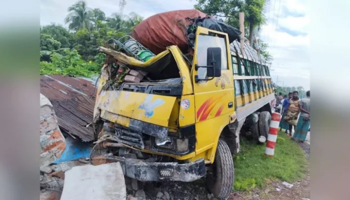 রাইস মিলের ফটক ভেঙে ট্রাক ঢুকল ভেতরে, চালকের আসনে থাকা হেলপার নিহত