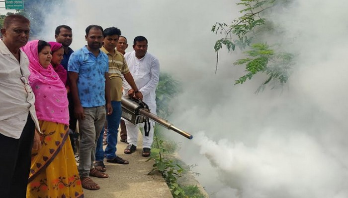 ডেঙ্গু প্রতিরোধে চারঘাটে চলছে মশক নিধন কার্যক্রম ও আলোচনা সভা