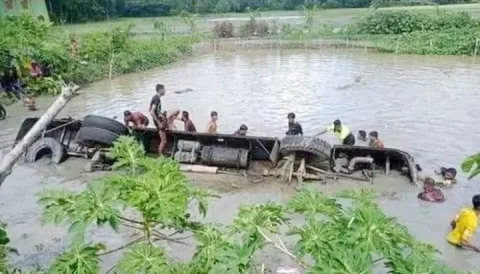 ঝালকাঠিতে বাস নিয়ন্ত্রণ হারিয়ে পুকুরে, নিহত ১৪