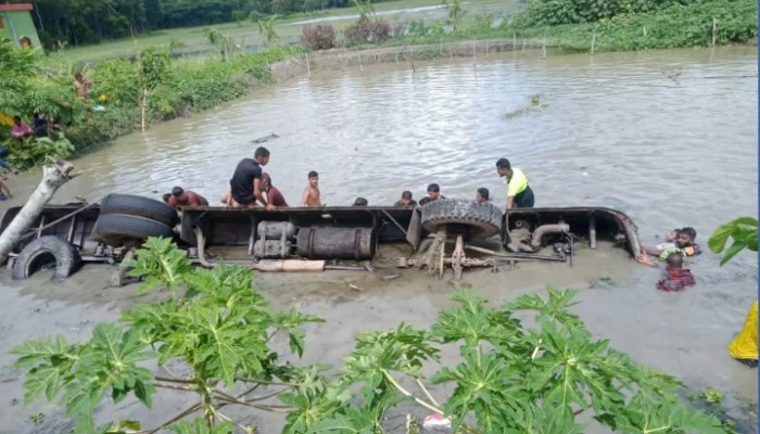 ঝালকাঠিতে বাস পুকুরে পড়ে ১৭ জনের প্রাণহানি: ক্ষতিগ্রস্তরা মামলায় ‘আগ্রহী নয়’