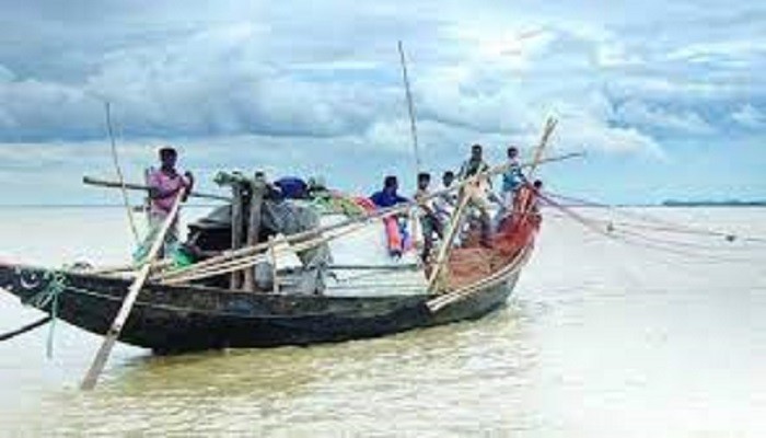 নিষেধাজ্ঞা শেষে মধ্যরাতে সাগরে মাছ ধরতে নামছেন জেলেরা