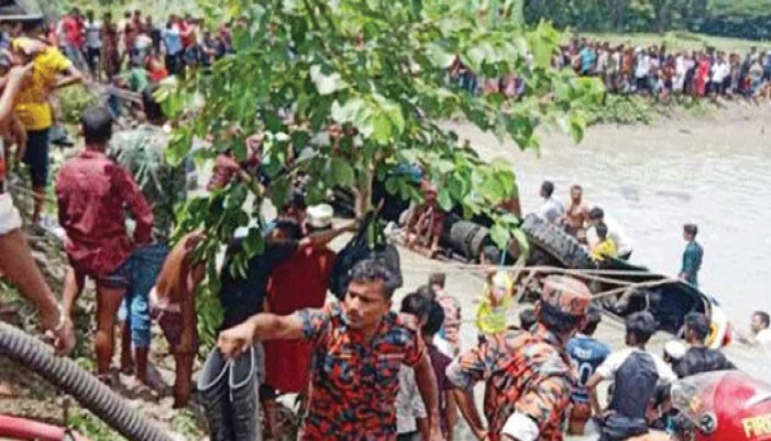 ঝালকাঠির বাস দুর্ঘটনায় চালকসহ তিনজনের নামে মামলা