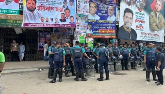 চুপচাপ পুলিশ, কার্যালয়ের সামনে থেকে কর্মীদের সরিয়ে দিচ্ছে বিএনপির জ্যেষ্ঠ নেতারা