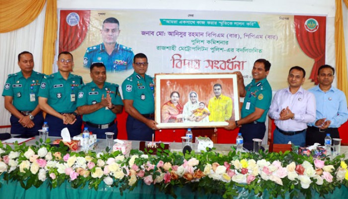 শ্রদ্ধা ও ভালোবাসায় পুলিশ কমিশনারকে বিদায় সংবর্ধনা আরএমপির