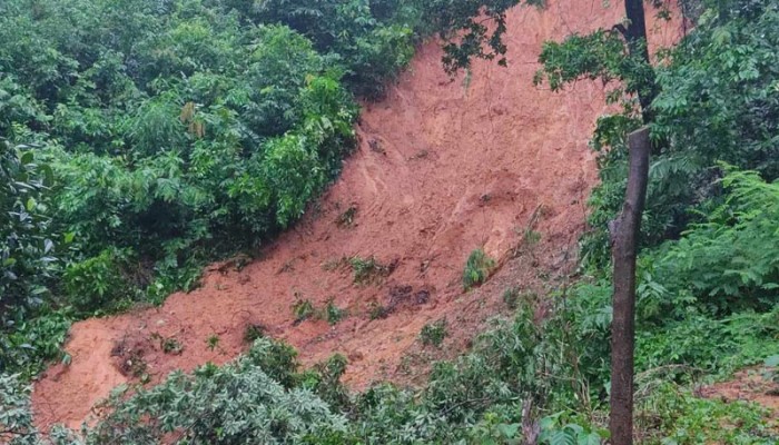 কক্সবাজারে পাহাড় ধসে মা-মেয়েসহ নিহত ৫