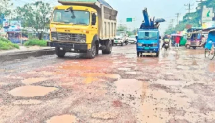 মহাসড়কের খানাখন্দে দুর্ভোগ চরমে