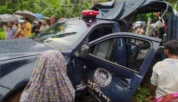 সীতাকুণ্ডে পুলিশ ভ্যানে ট্রেনের ধাক্কায় ৩ পুলিশ সদস্য নিহত