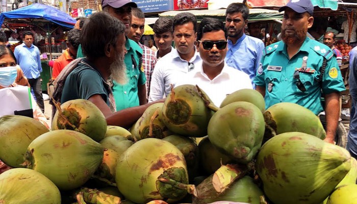 রাজশাহীতে নগরীতে ডাবের দাম নিয়ন্ত্রণে রাখতে ভোক্তা অধিকারের অভিযান, জরিমানা