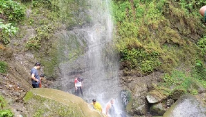 ভ্রমণশরতেও সুন্দর রিং তাং ঝরনা