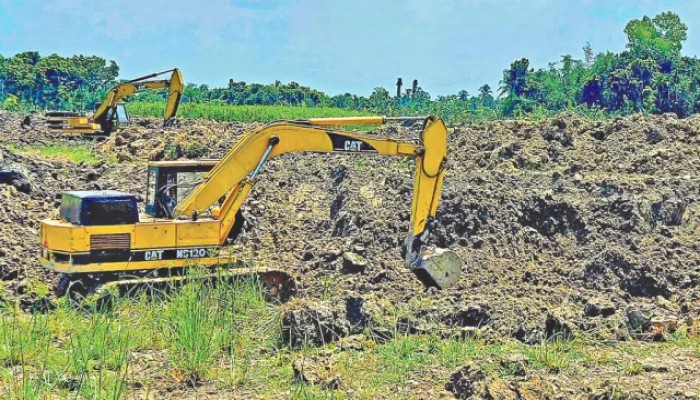 রাজশাহীর পুঠিয়ায় ‘সমঝোতায়’ কৃষিজমিতে পুকুর খননের হিড়িক