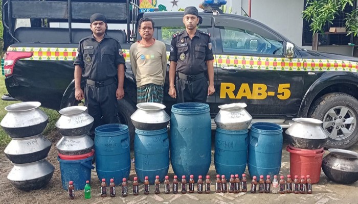 চাঁপাইনবাবগঞ্জে চোলাইমদ উদ্ধার, আটক ২