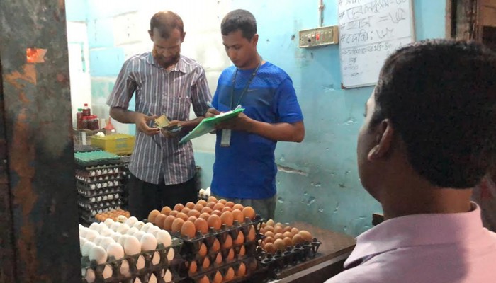 রাজশাহীতে আগের রূপেই পেঁয়াজ আলু ও ডিমের দাম, ২ ব্যবসায়ীকে জরিমানা