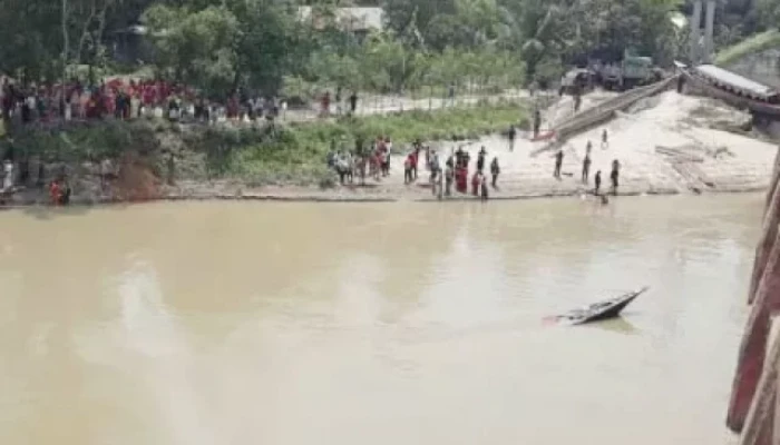 সিরাজদিখানে বাল্কহেডের ধাক্কায় নৌকাডুবি, বৃদ্ধ নিখোঁজ