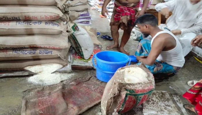 বৃষ্টির পানিতে ভেজা আড়তের চাল বিক্রি হলো ১০ টাকা কেজিতে