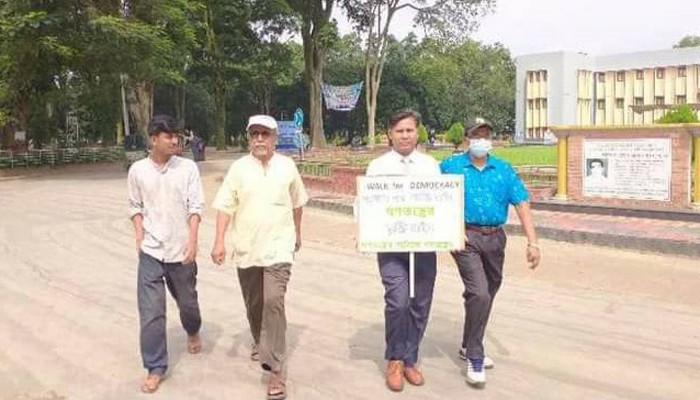 গণতন্ত্র ফিরিয়ে আনতে রাবি অধ্যাপকের পদযাত্রা