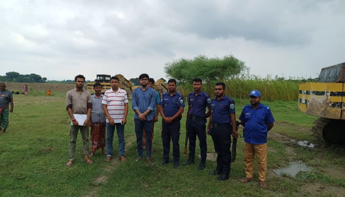 পুঠিয়ায় অবৈধ পুকুর খননের বিরুদ্ধে প্রশাসনের অভিযান: ৪ টি খননযন্ত্র জব্দ