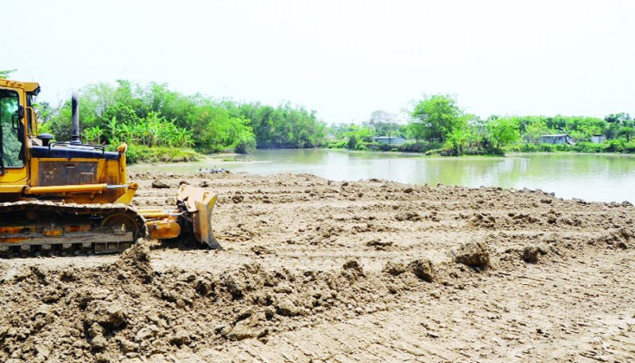 নিষেধাজ্ঞার পরও নগরীতে চলছে পুকুর ভরাট