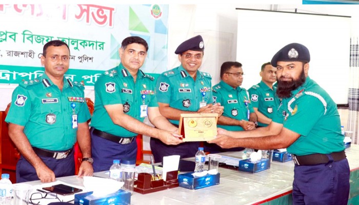 শুদ্ধাচার পুরস্কার পেলেন নগর পুলিশের ২ জন