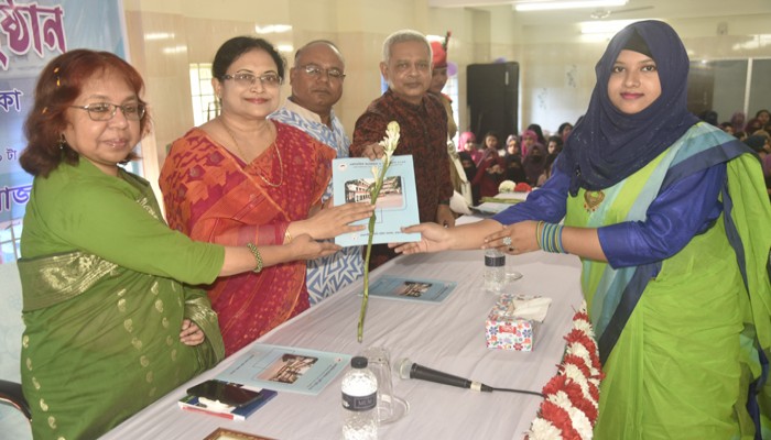 রাজশাহী কলেজের সম্মান ১ম বর্ষ শ্রেণির শিক্ষার্থীদের নবীনবরণ