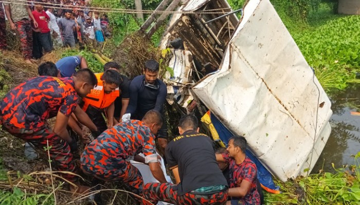 সাতসকালে সড়কে ঝরল ১০ প্রাণ