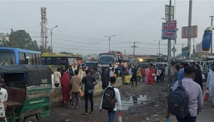 পরিবহণ শ্রমিকদের হাতে জিম্মি যাত্রীরা