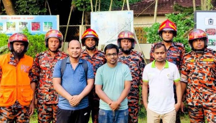 পাহাড়ে পথ হারানো ৩ পর্যটককে উদ্ধার করল ফায়ার সার্ভিস