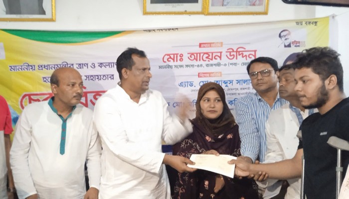 মোহনপুরে চিকিৎসা সহায়তার ৭ লাখ টাকা বিতরণ