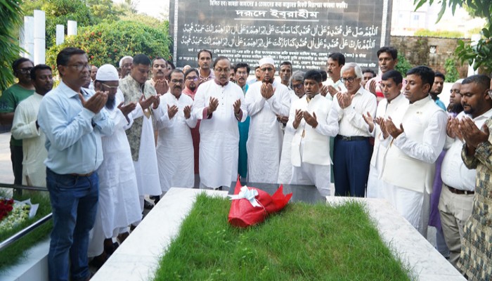 দায়িত্ব নিয়ে বাবা মায়ের কবর জিয়ারত করলেন রাসিক মেয়র