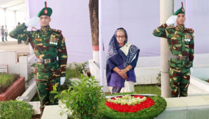 ১৫ আগস্ট নিহত স্বজনদের কবরে প্রধানমন্ত্রীর শ্রদ্ধা