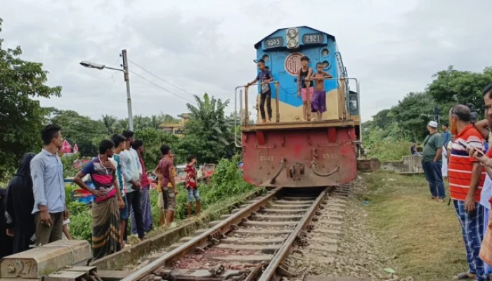 ভৈরবে ট্রেন দুর্ঘটনা: উদ্ধারকাজ সমাপ্ত, যাত্রী নিয়ে ফের ছুটল ‘এগারসিন্ধুর’